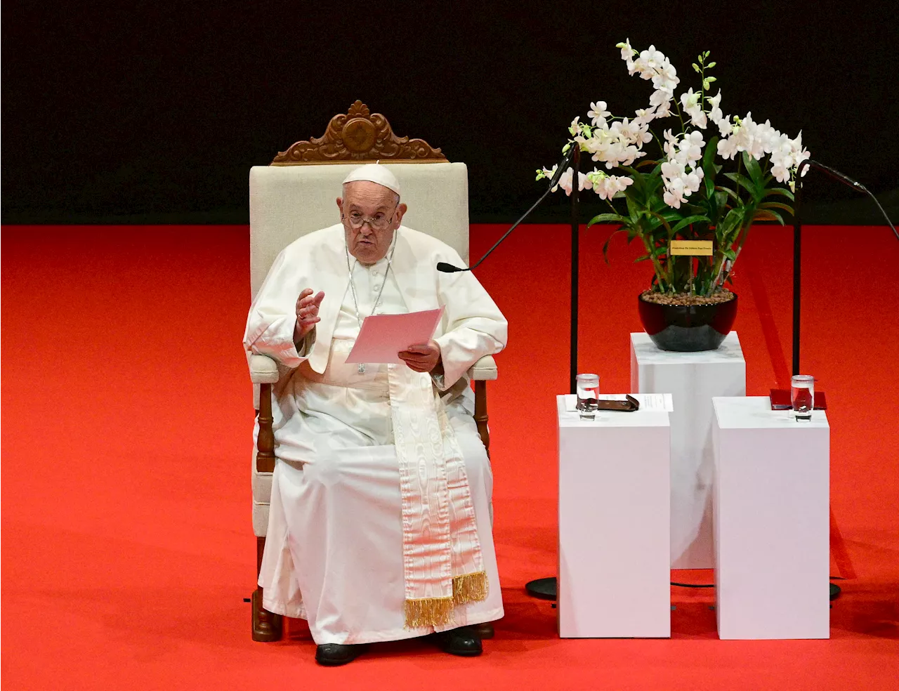 Pope in Singapore: Migrant workers need 'a fair wage'