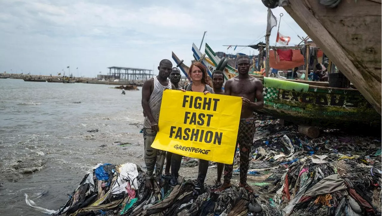 Fast fashion dei veleni, Greenpeace: “Il Ghana inquinato dagli abiti usati che arrivano dall’Europa”