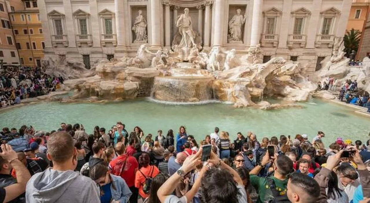 Fontana di Trevi nel caos: accesso a numero chiuso contro l’assalto dei turisti. L’idea di un prezzo simbolico