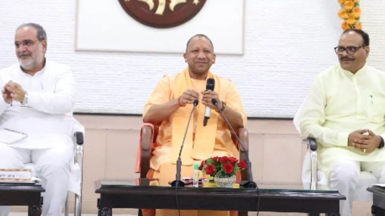 CM Yogi Meeting: सीएम योगी ने मंत्रियों को सौंपी जिलों की जिम्मेदारी, कहा- गुजारनी होगी रात