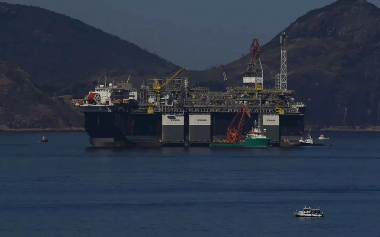 Petróleo volta a subir impulsionado por tempestade tropical e apetite por risco