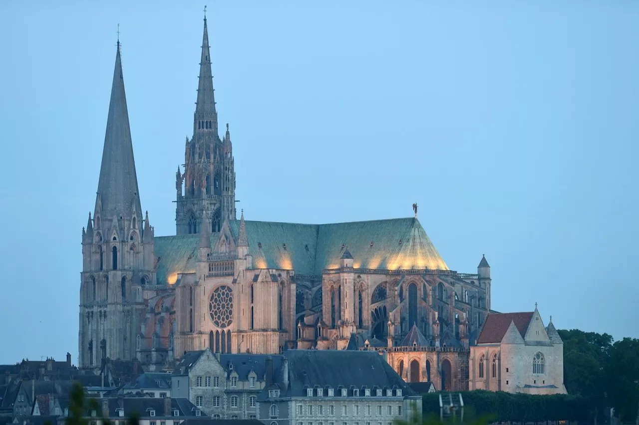 Sanctuaire ou musée ? La cathédrale de Chartres à la croisée des chemins