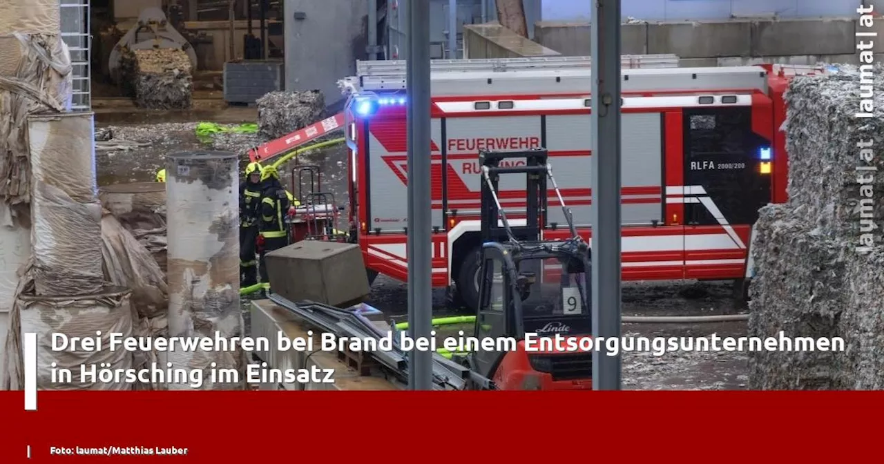 Drei Feuerwehren bei Brand bei einem Entsorgungsunternehmen in Hörsching im Einsatz