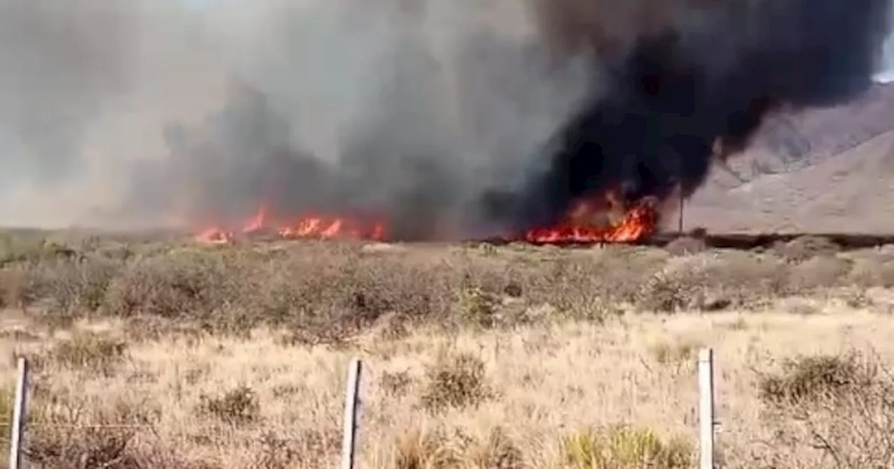 Bomberos combaten un incendio al norte del Valle de Punilla