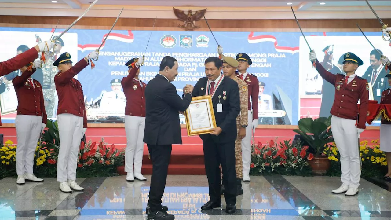 Sukses Berdayakan Praja IPDN, Nana Sudjana Terima Penghargaan Kartika Pamong Praja Madya