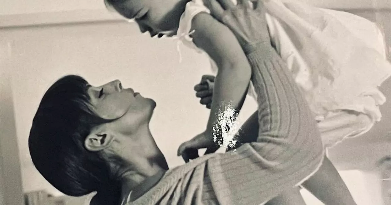 «Merci d’exister» : Monica Bellucci publie une photo vintage avec sa fille, Deva, pour ses 20 ans