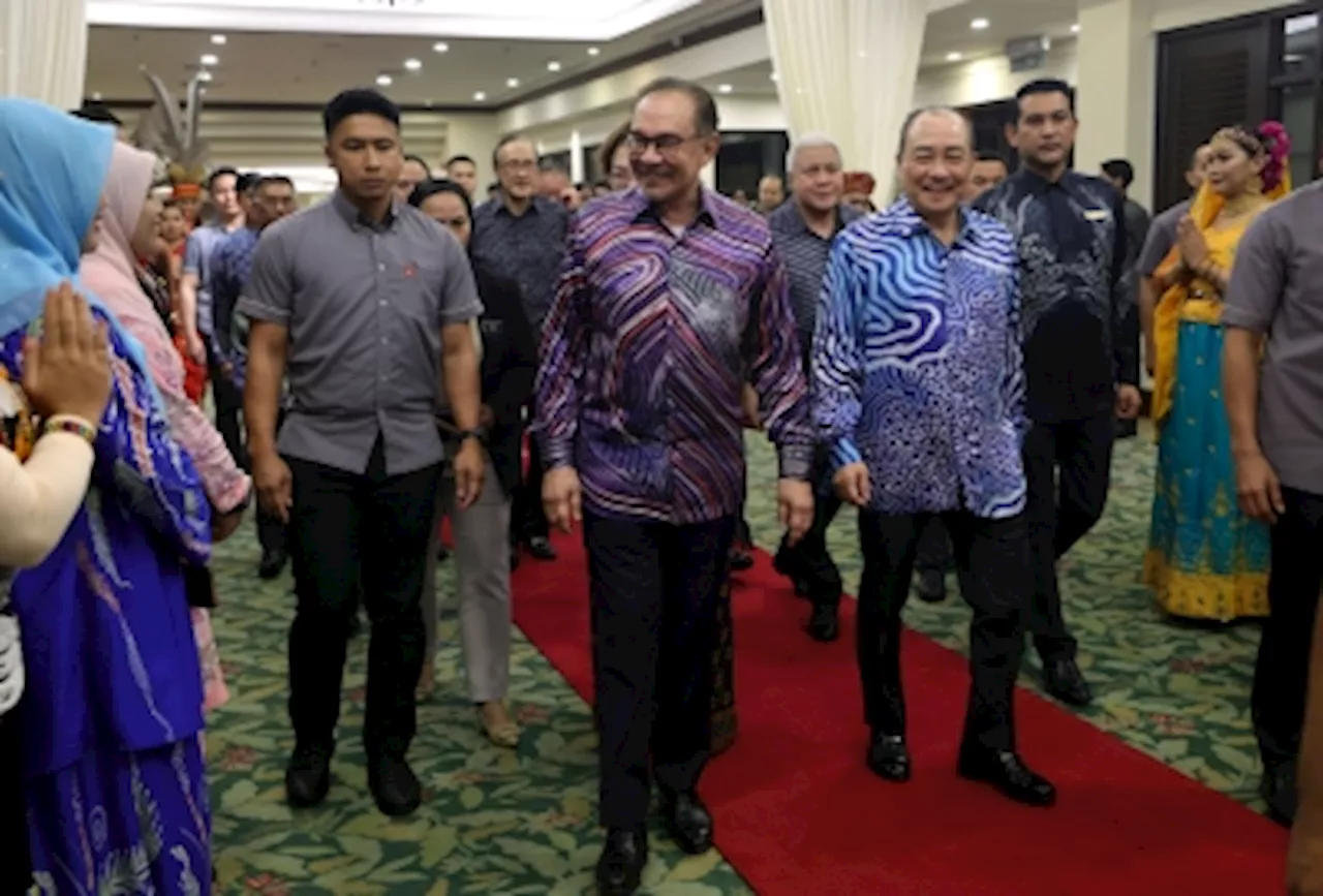 PM Anwar joins Sabah leaders at dinner reception ahead of Felda visit, MA63 meeting