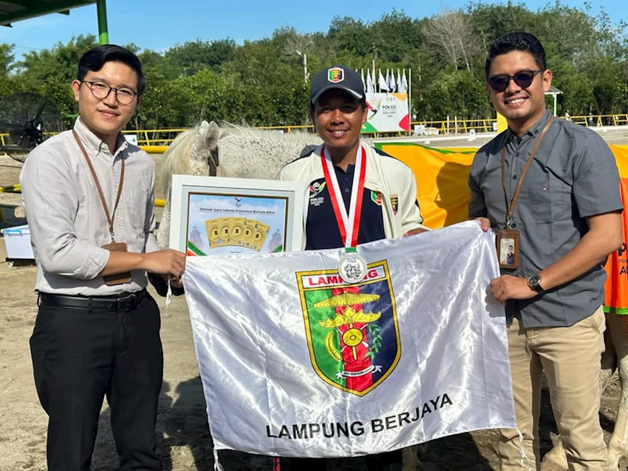 Ukir Prestasi di PON, Atlet Berkuda Lampung Terima Hadiah Emas Batangan