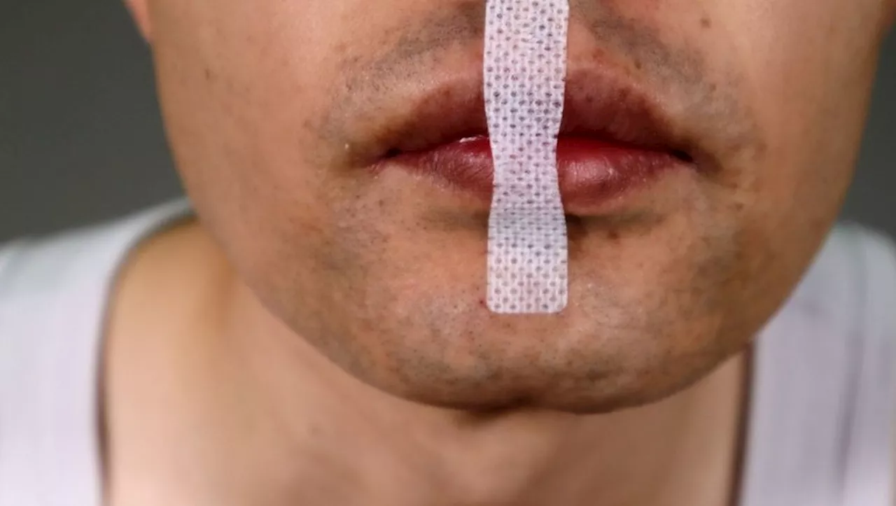 Qu'est-ce que le Mouth taping, cette tendance qui consiste à se scotcher la bouche pour dormir ?