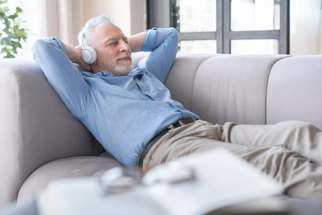 Older brains adapt to recognize music by reconfiguring neural activity