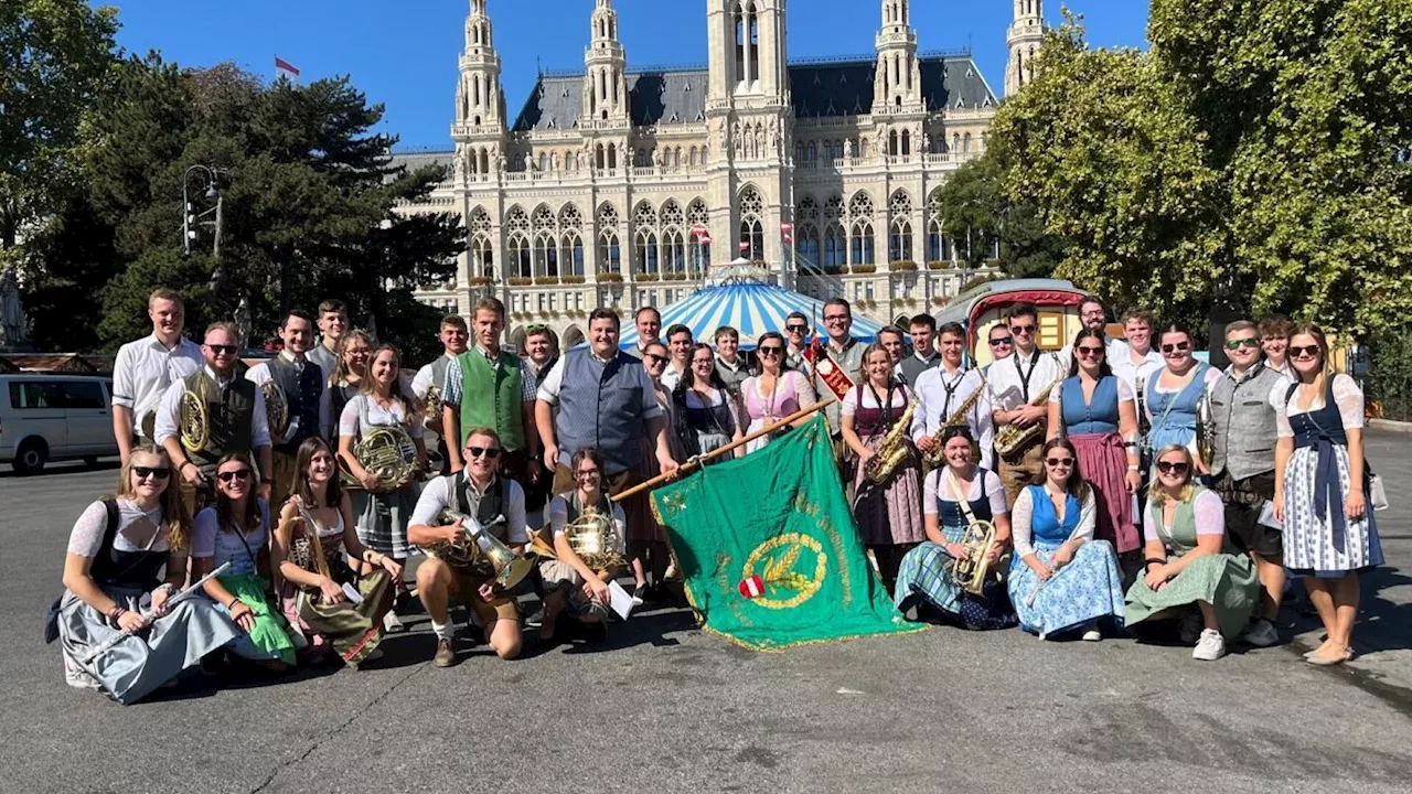 Große Abordnung aus dem LJ-Bezirk Haag bei Feierlichkeiten