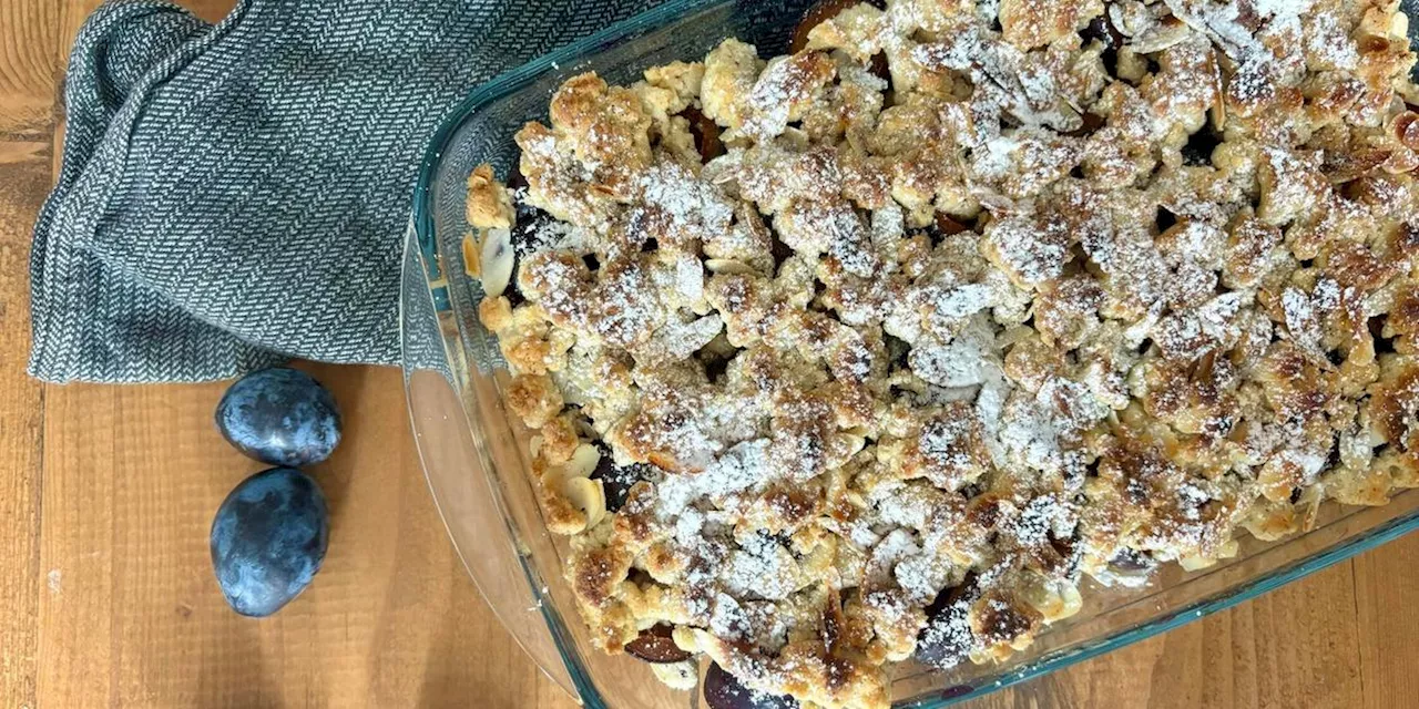 F&uuml;r die k&uuml;hleren Tage: Leckerer Zwetschgen-Crumble mit Haferflocken