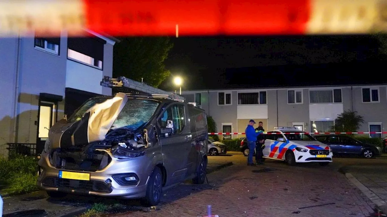 Meerdere explosies in Den Bosch: voordeur beschadigd, auto's vernield