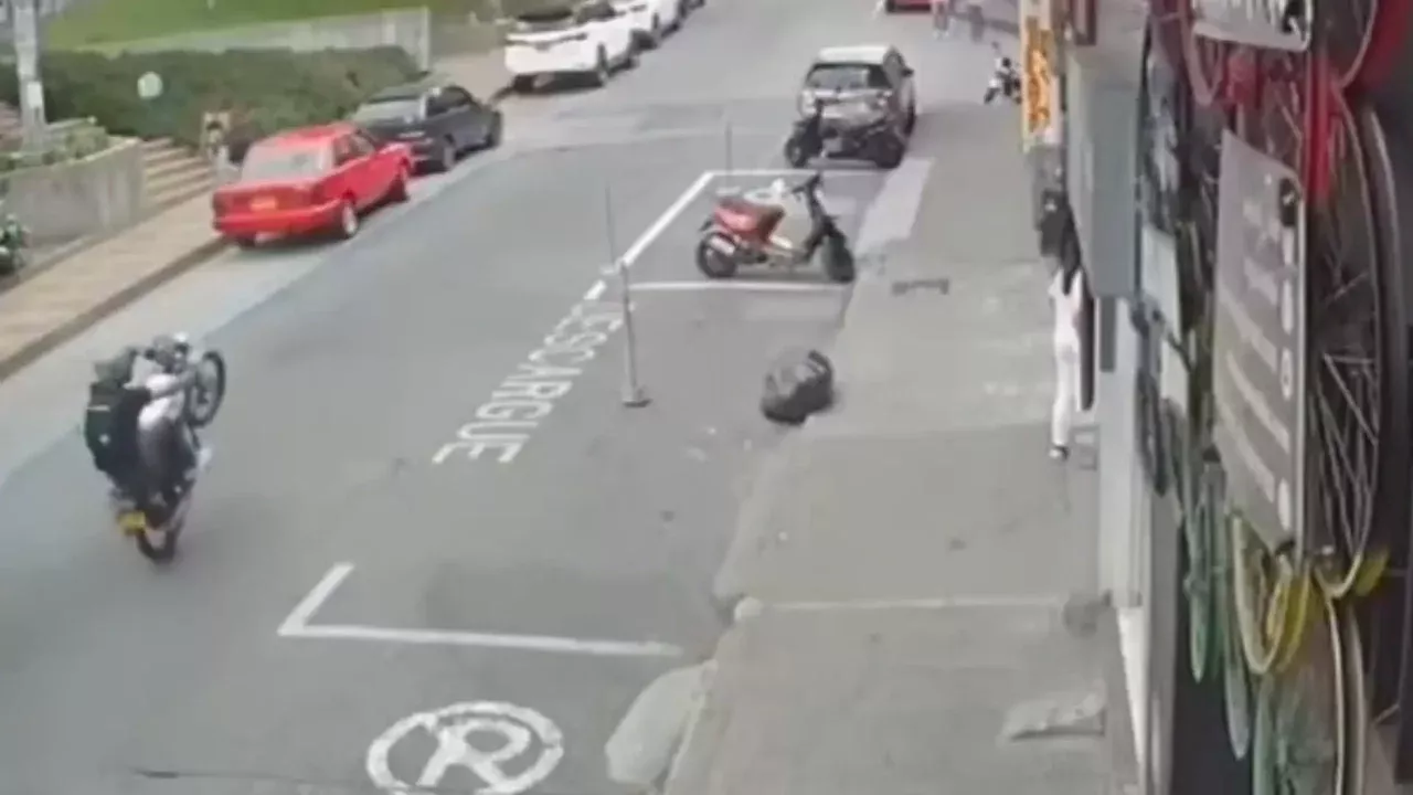 Un video reveló cómo un motociclista imprudente ocasionó un fuerte accidente en una vía de Manizales