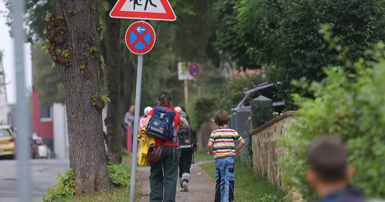 Verkehrschaos an Herforder Grundschule: Das denken unsere Leser über Eltern-Taxis