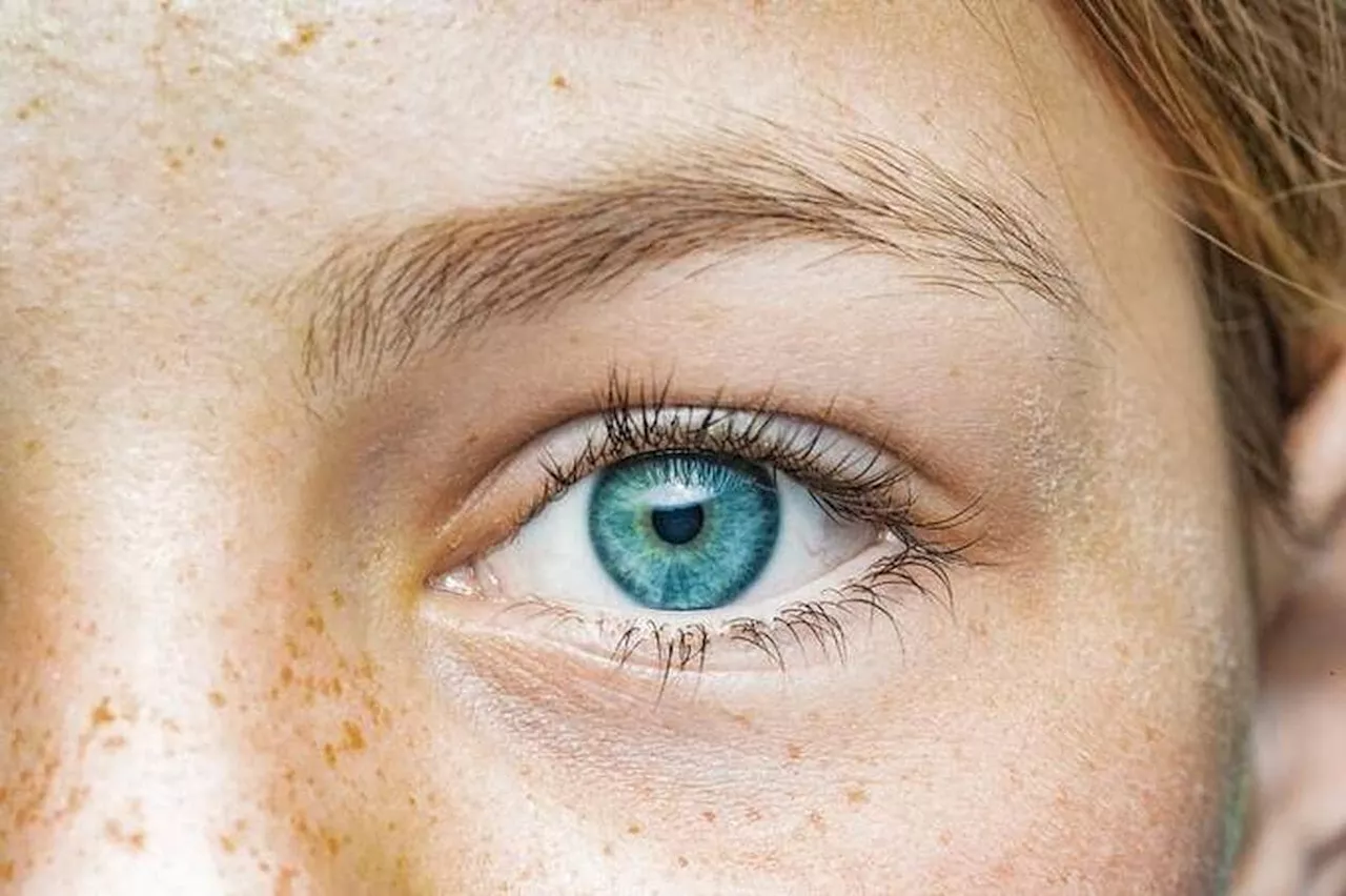 Changer la couleur de ses yeux pour la vie, c’est désormais possible, mais pas sans risques