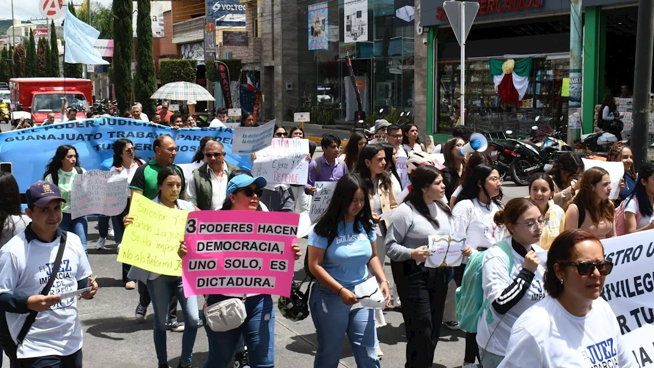 Trabajadores del Poder Judicial se manifiestan en Moroleón contra la Reforma Judicial