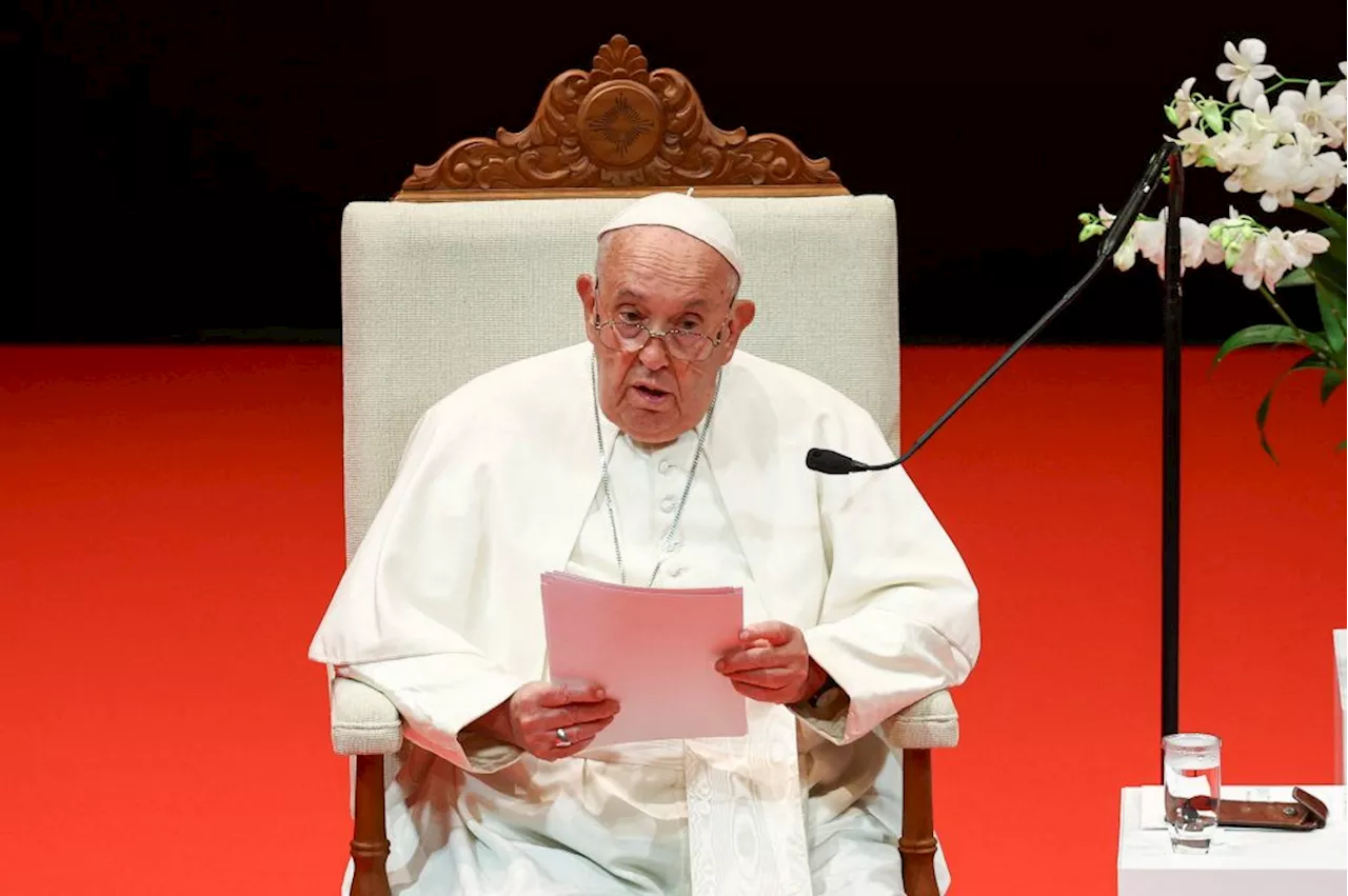 Pope Francis, in Singapore, urges fair wages for migrant workers