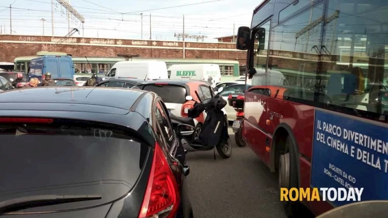 Traffico paralizzato a Roma: caos tra Sapienza, Termini e Porta Maggiore