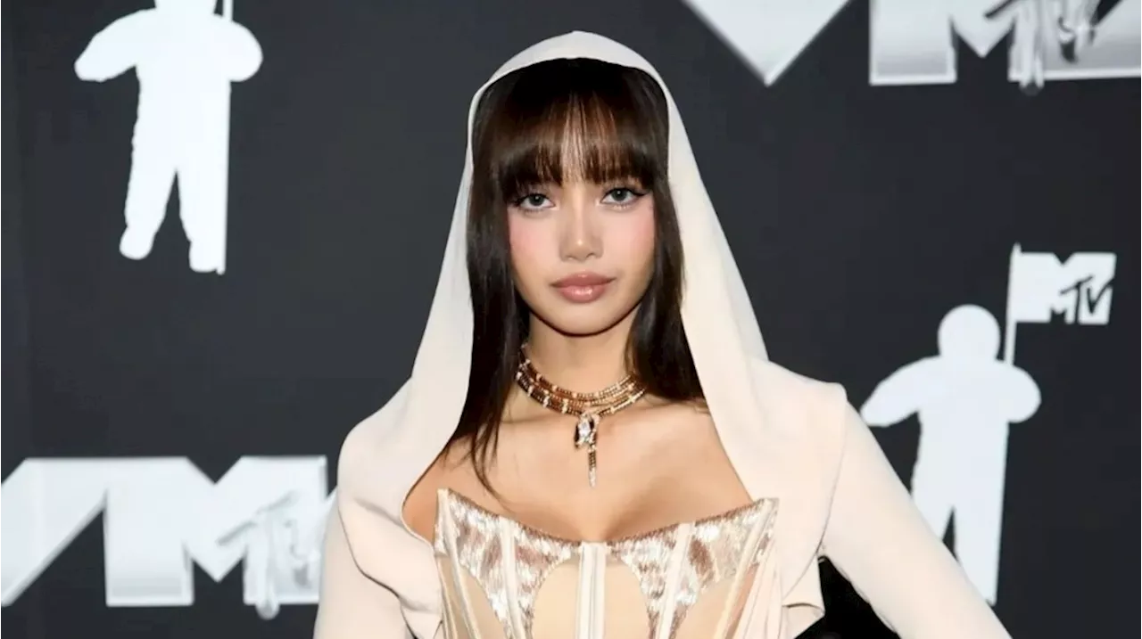 Dari Gaun Nude hingga Kulit Merah, Transformasi Gaya Lisa BLACKPINK di MTV VMA 2024Tuai Sorotan