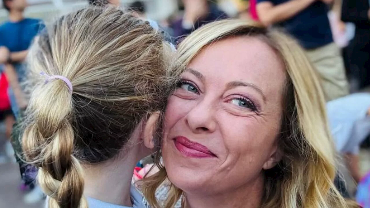 Giorgia Meloni commossa per la figlia nel suo primo giorno di scuola: "Sei già grande"