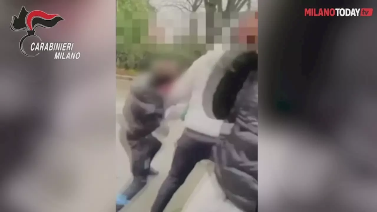 Tre 16enni massacrano due coetanei a sprangate fuori da scuola: il video