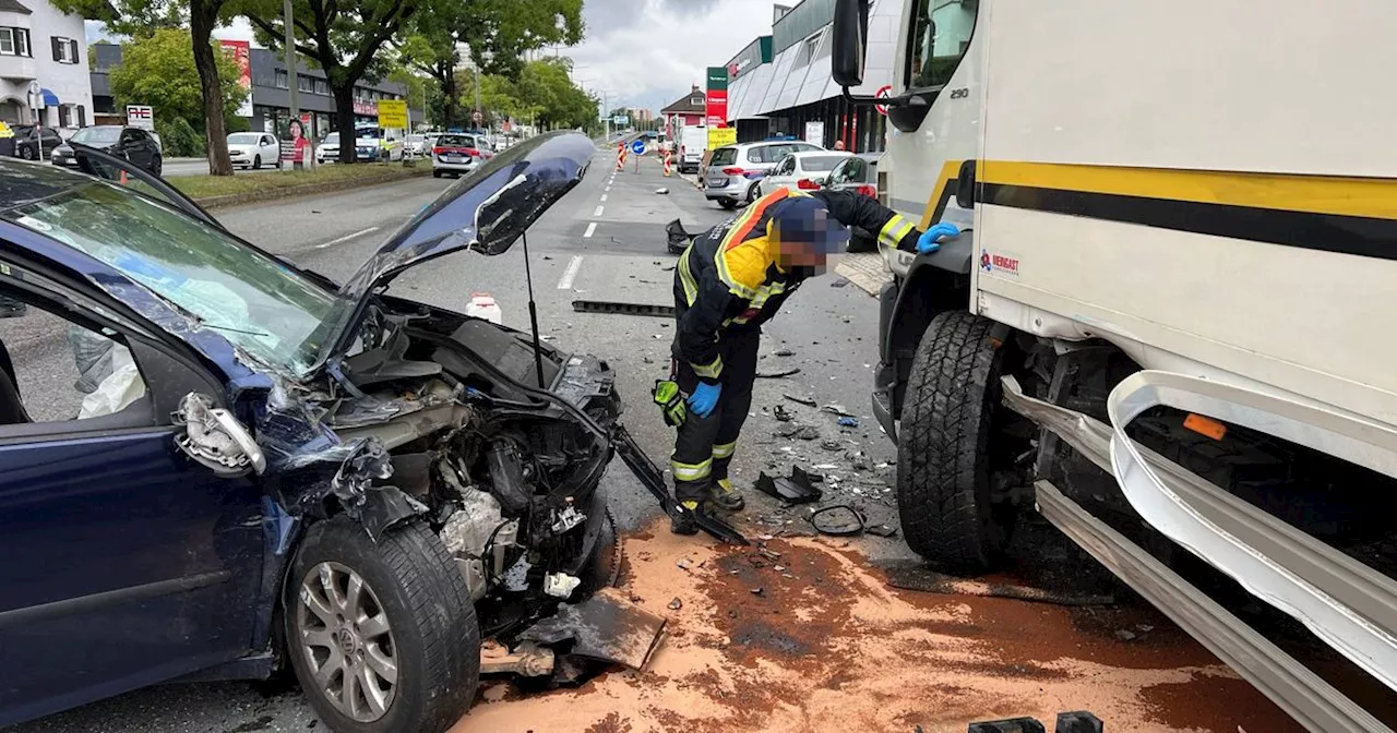 Auto prallte gegen Lkw: Unfall auf Haller Straße forderte einen Schwerverletzten