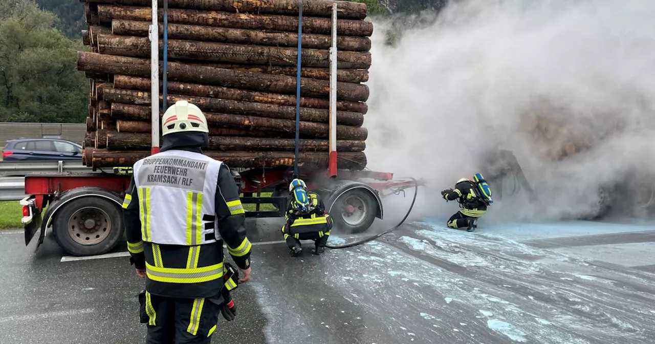 Technischer Defekt als Ursache: Lkw geriet auf Inntalautobahn in Brand