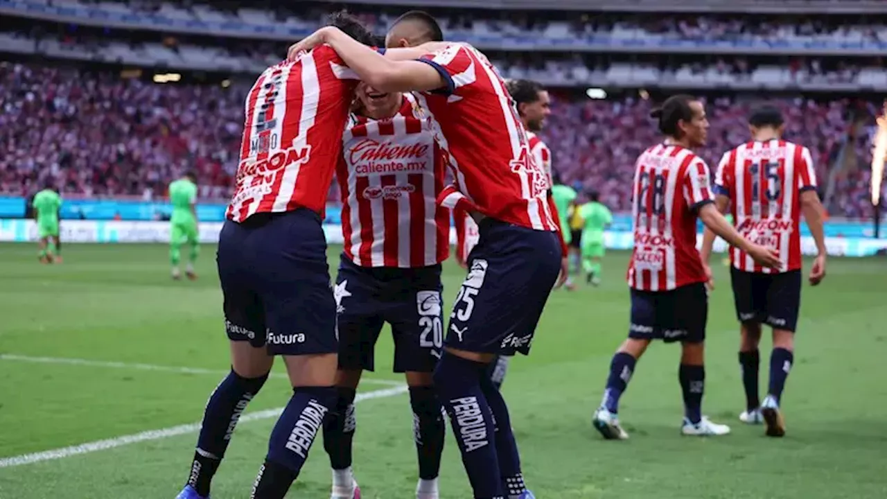 Chivas anuncia la renovación de Roberto Alvarado y Alan Mozo