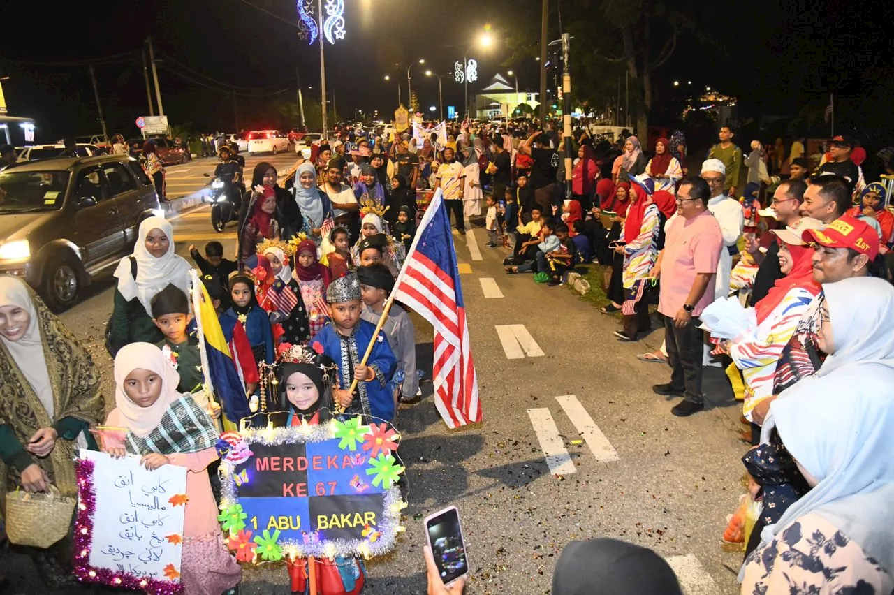 Perarakan kemerdekaan STB penuh ikonik, seolah-olah seperti di Dataran Putrajaya