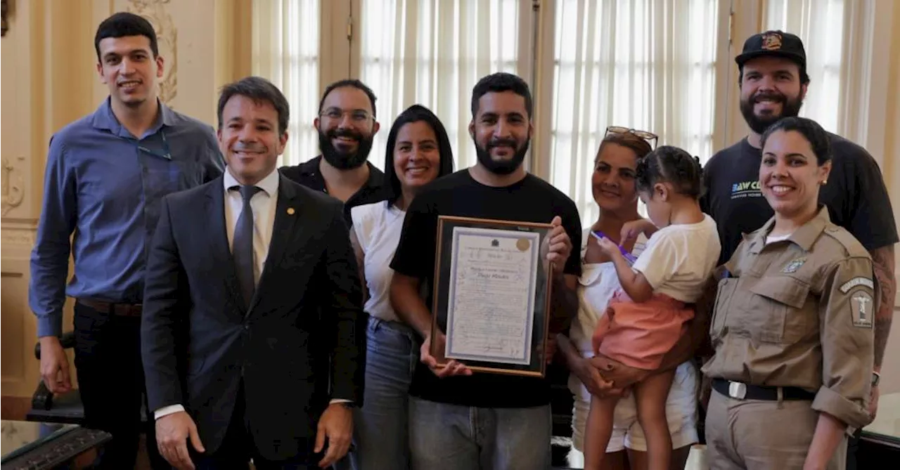 Mototaxista que salvou criança após acidente de ônibus ganha homenagem da Câmara do Rio