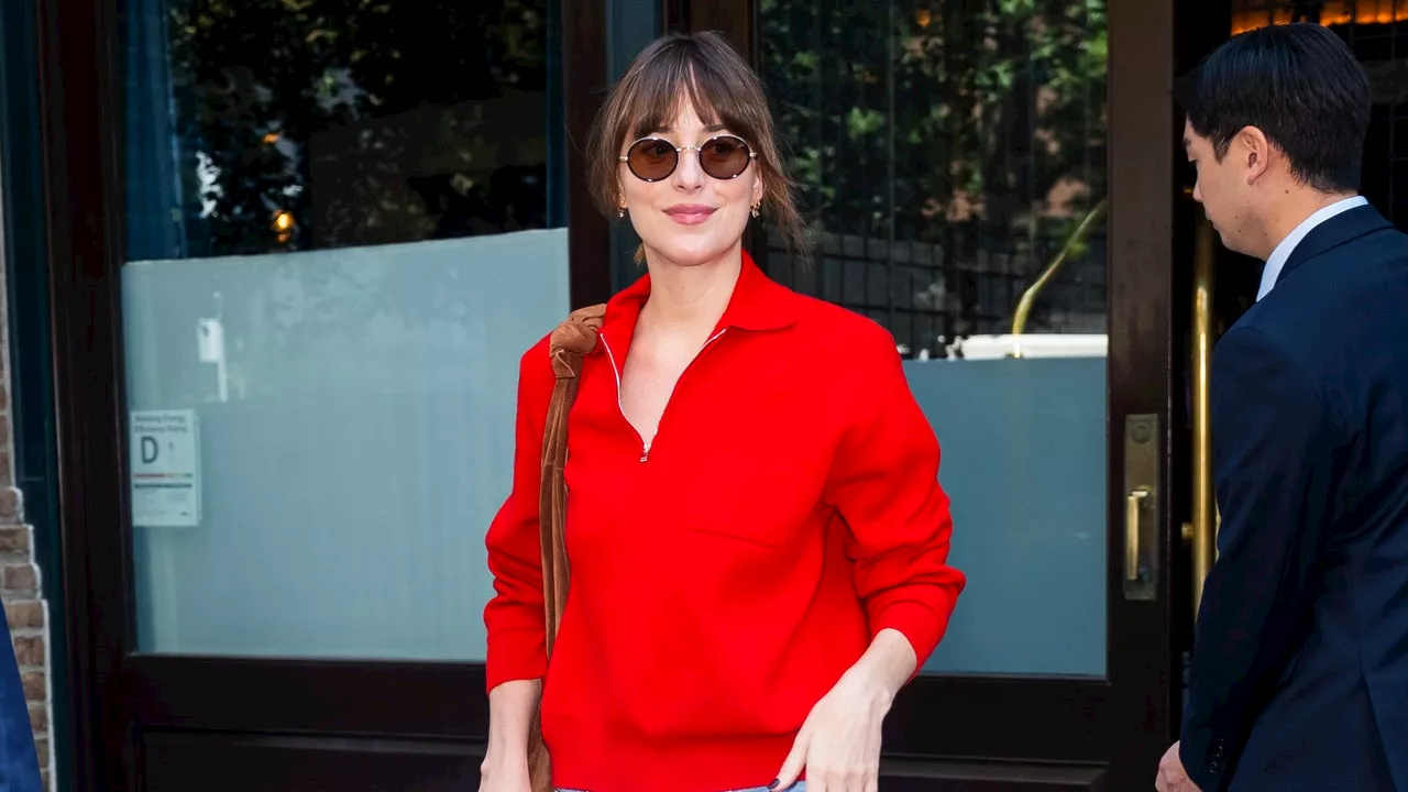 Dakota Johnson zeigt: Auf diese Pullover sollten Sie auch im Herbst 2024 setzen