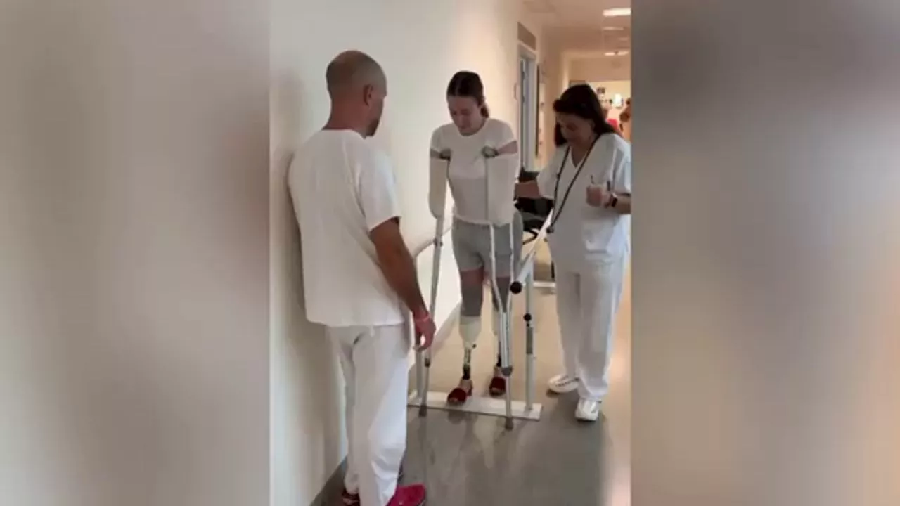 Carla vuelve a caminar con prótesis provisionales tras perder sus extremidades