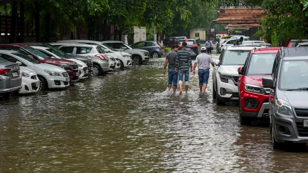 Delhi Rains: दिल्ली में रातभर की बारिश से सड़कों पर भरा पानी, सर्द मौसम ने सितंबर में कराया दिसंबर वाला एहसास