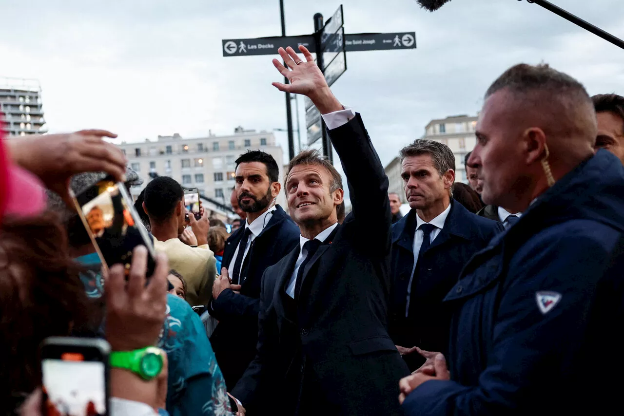 'Une ère nouvelle' : Emmanuel Macron appelle à des 'compromis' et raconte sa relation avec Michel Barnier