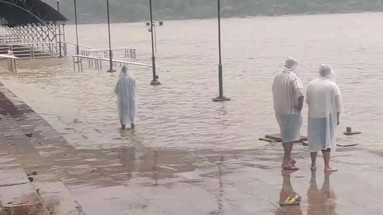 Rainfall: ऋषिकेश में गंगा का जलस्तर खतरे के निशान से पार, त्रिवेणी घाट जलमग्न, प्रशासन ने लोगों को किया अलर्ट