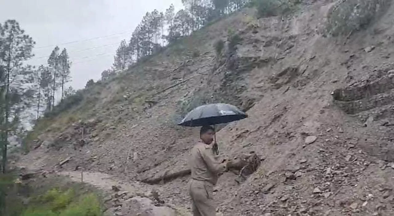 Uttarakhand Weather: बारिश से आफत...मलबा आने से 324 सड़कें बंद, गढ़वाल में बीच रास्ते में फंसे रहे 72 यात्री