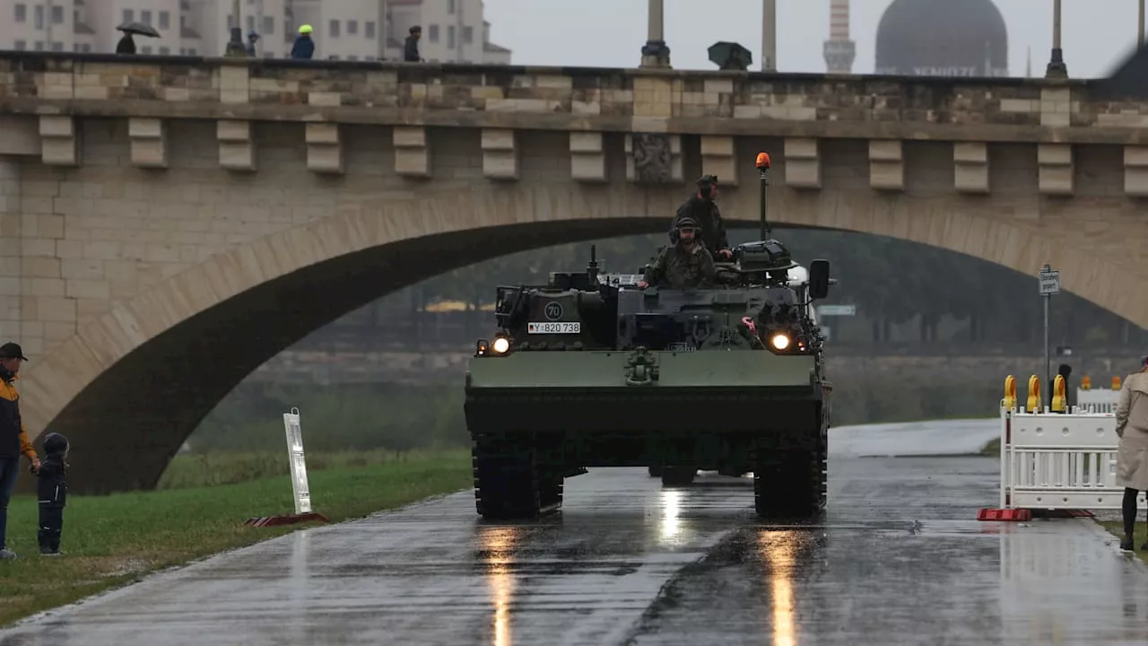 Hochwasser: Bundeswehr-Panzer rollen zur eingestürzten Brücke in Dresden