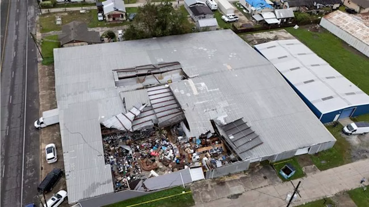 Gedung Pasar Loak Ambruk, Atap 'Bolong' Diterjang Badai Kuat