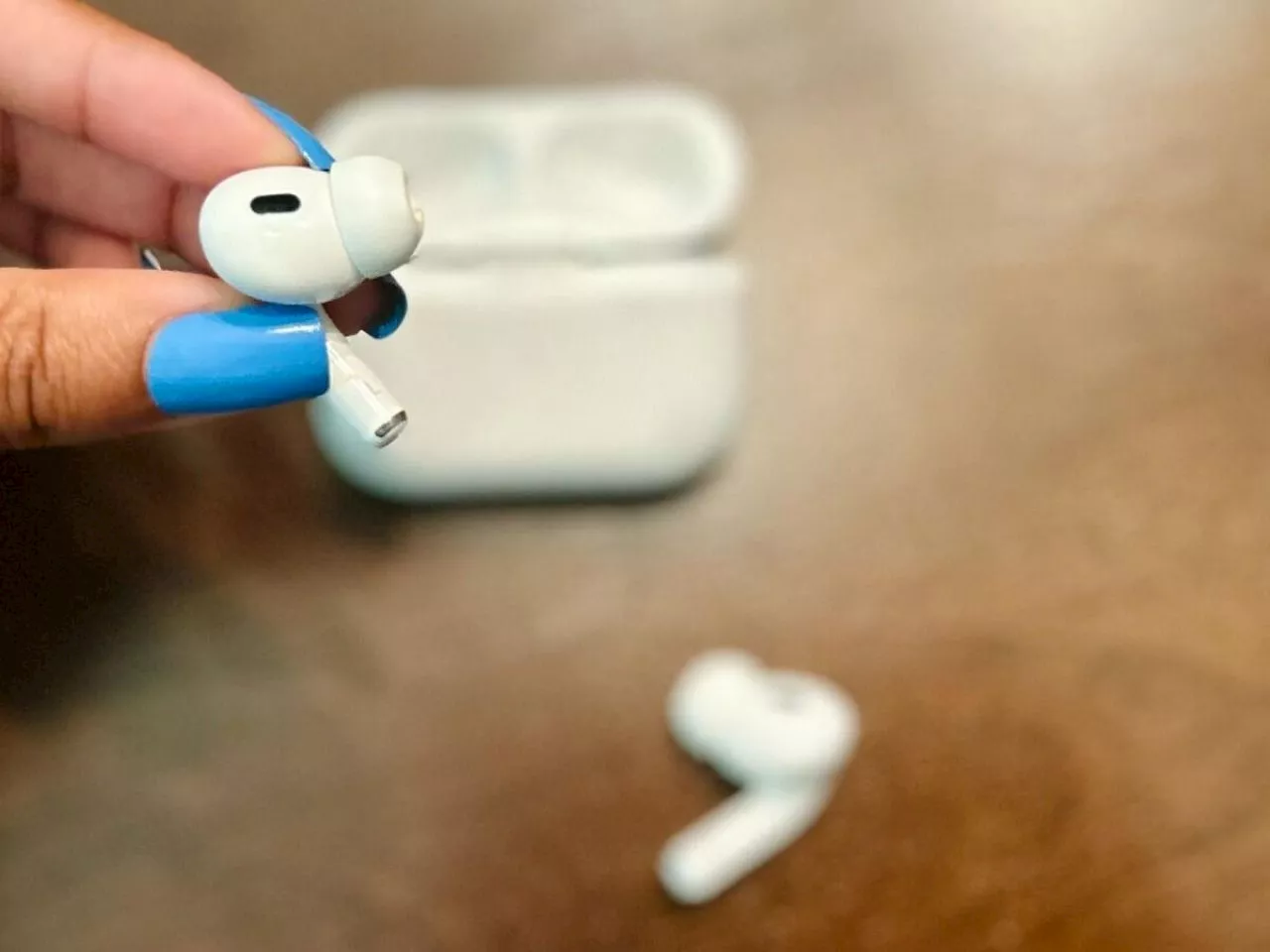 アップル「AirPods Pro 2」の補聴器機能、FDAが承認