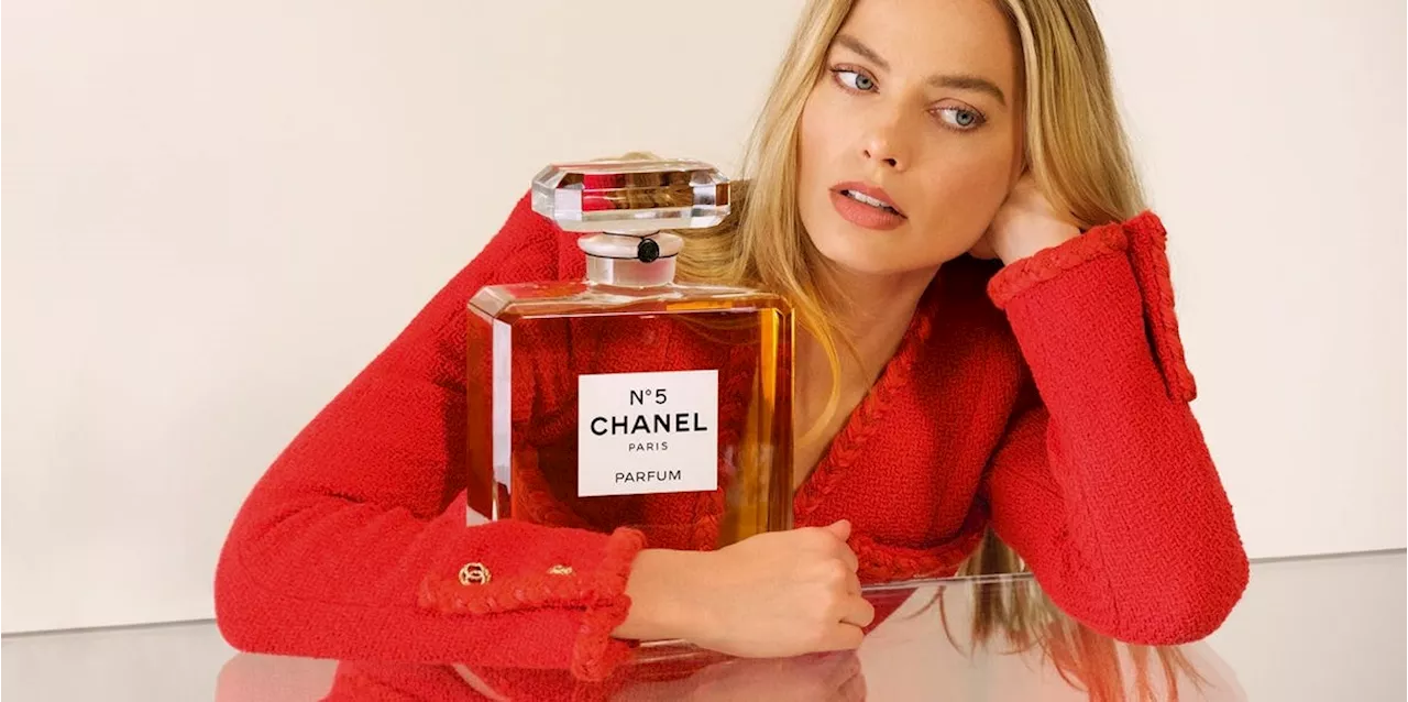 Margot Robbie è il nuovo volto del profumo Chanel N°5