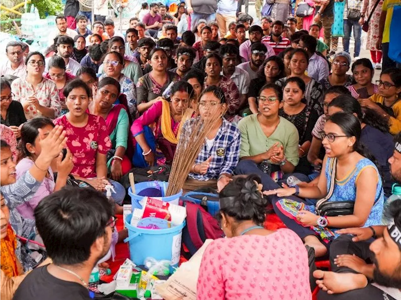 कोलकाता रेप-मर्डर केस, जूनियर डॉक्टरों का धरना जारी: गवर्नर बोले- ममता लेडी मैकबेथ, सोशल बॉयकॉट करूंगा; CBI...