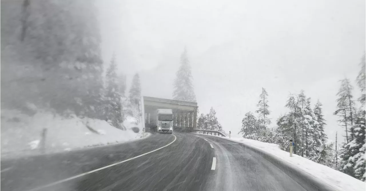 ÖBB-Tauernstrecke wegen starken Schneefalls gesperrt, Mure zwischen Friedberg und Aspang