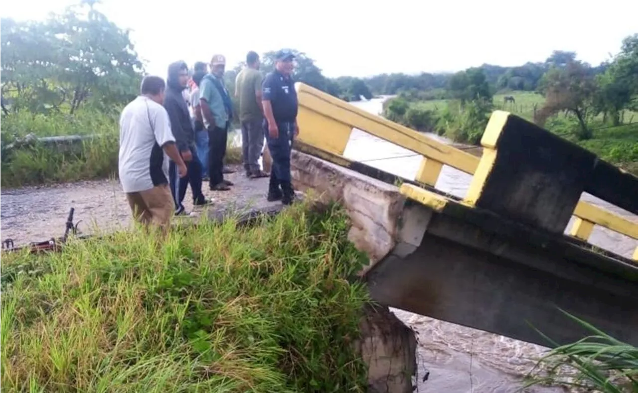 Colapsa puente vehicular por fuertes lluvias en Putla de Guerrero, Oaxaca