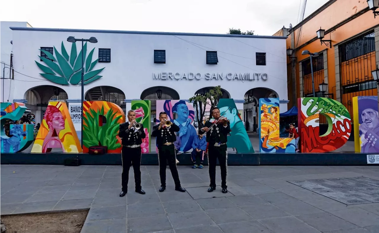 Los mariachis están listos para la noche mexicana