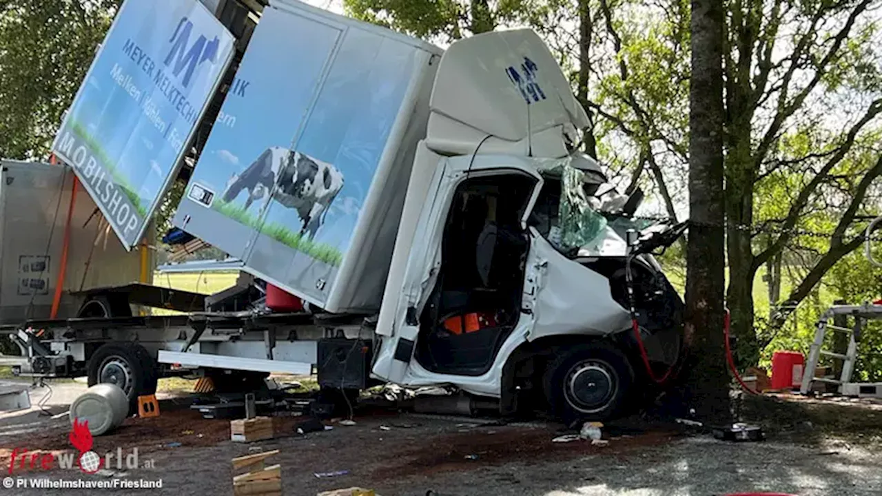 D: Klein-Lkw kracht gegen Baum → Lenker eingeklemmt, Gefahrgut ausgetreten