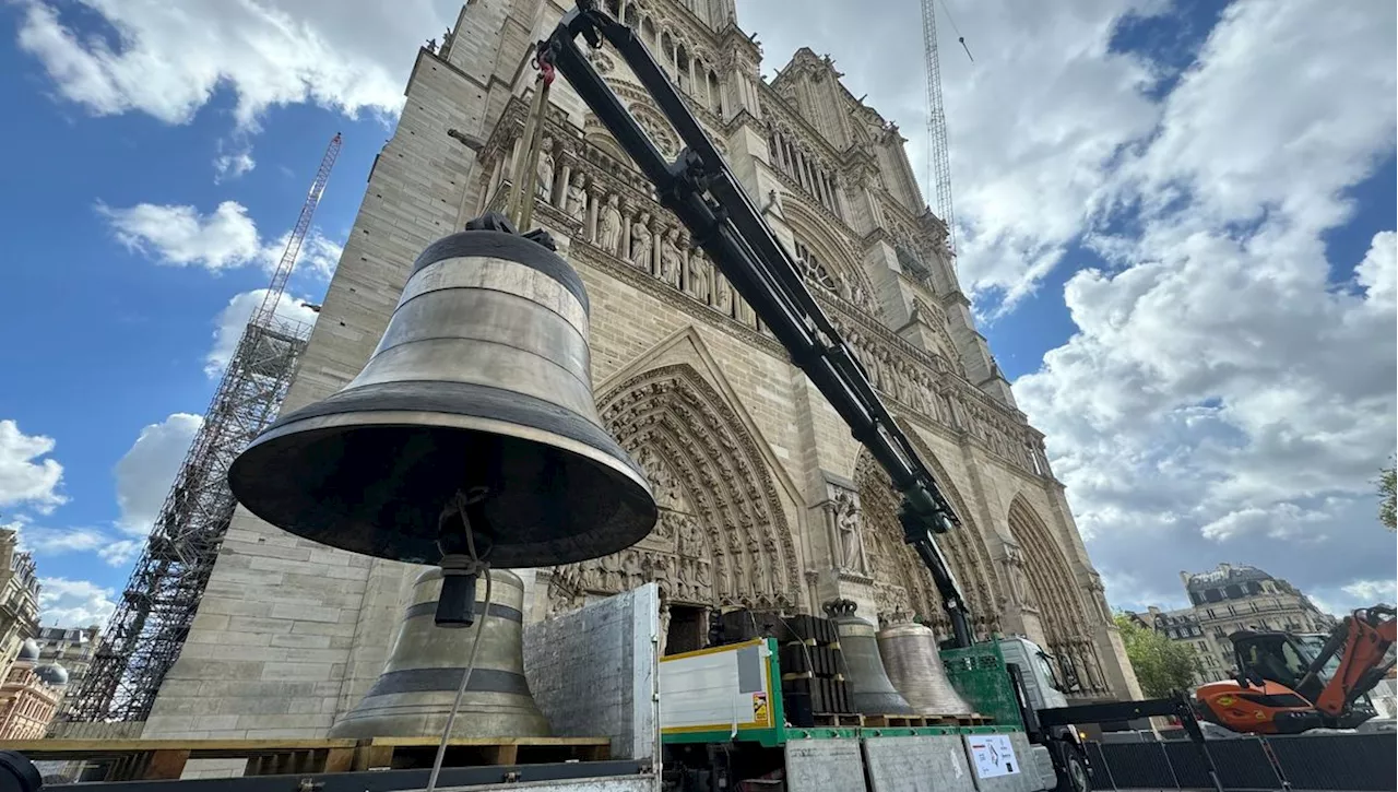 Huit cloches rénovées de retour sur le parvis de Notre-Dame de Paris