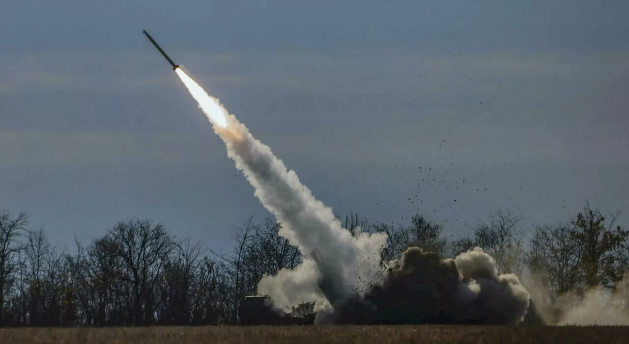 Missile Himars lanciato da Kiev distrugge un ponte a Kursk. E Putin ordina alle truppe di cacciare gli ucraini