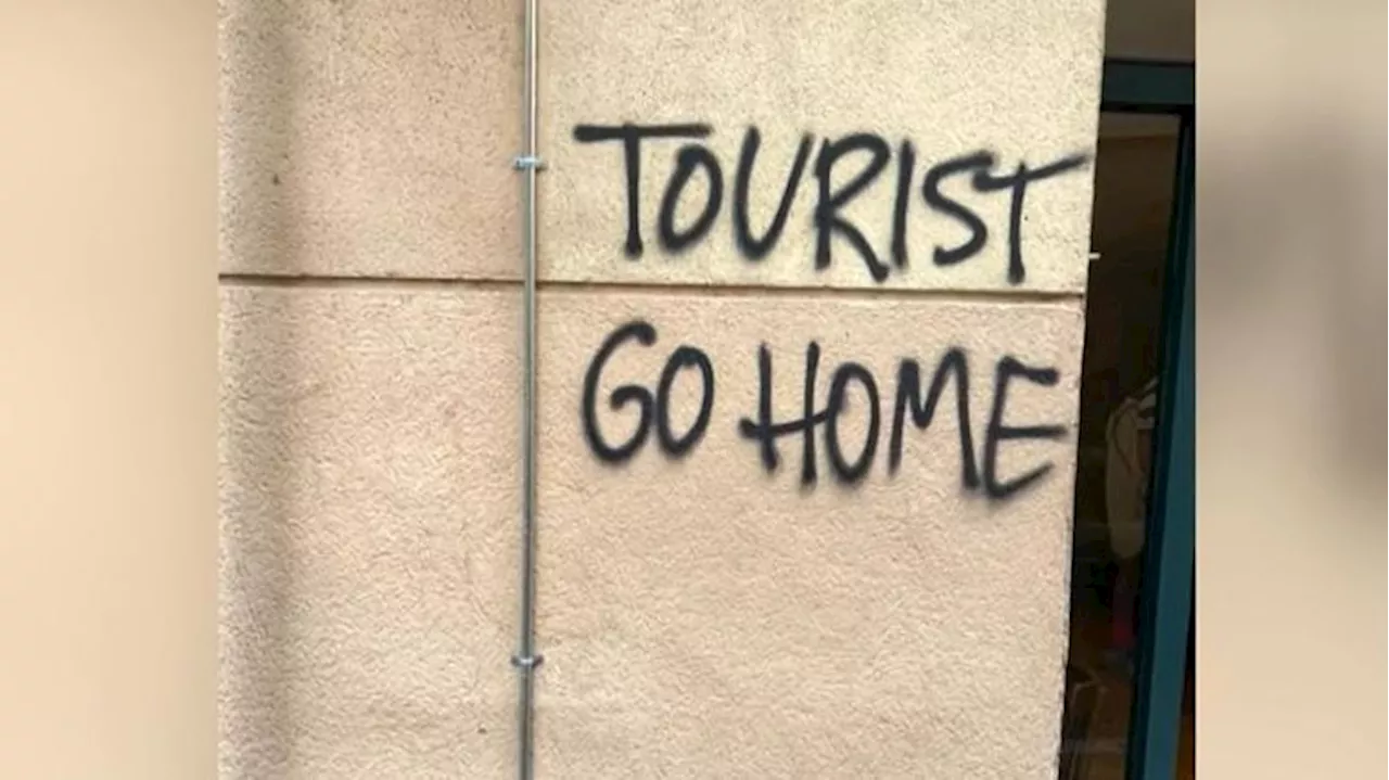 La turismofobia inunda Barcelona: proliferan los grafitis y mensajes contra los turistas