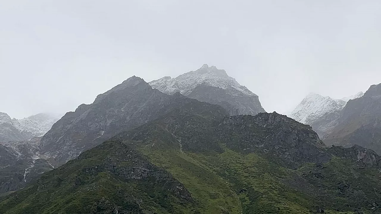 Uttarakhand Weather: लगातार बारिश के बीच ऊंची चोटियों पर बर्फबारी से लुढ़का पारा; उत्तरकाशी में आज भारी वर्षा का अलर्ट